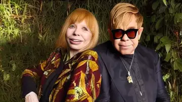 Dans une interview avec Elton John, Joni Mitchell déclare la sortie d'un album live.